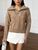 Жіночий светр з V-подібним коміром та блискавкою колір кемел р.42/46 445968 445968 фото