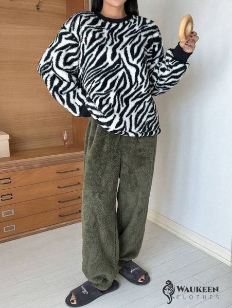 Жіноча піжама з хутра Тедді колір зебра хакі р.42/46 449019 449019 фото
