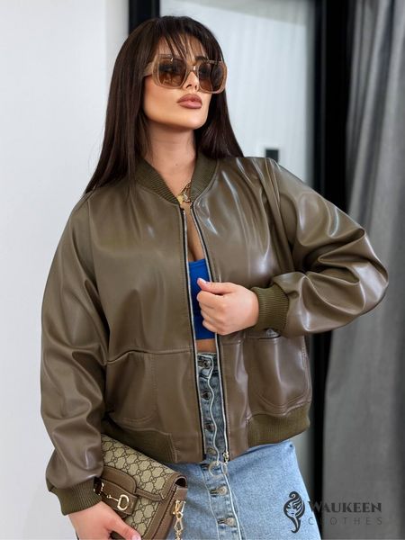 Жіноча куртка бомбер з еко шкіри колір коричневий р.58/62 452770 452770 фото