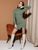 Женское платье с разрезом на ножке оливкового цвета р.42/46 386322 386322 фото