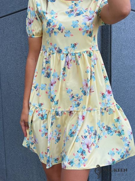 Жіноча літня сукня із софту жовтого кольору з квітковим принтом 374303 374303 фото