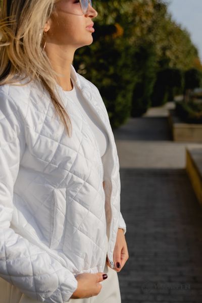 Жіноча куртка колір білий р.50/52 408675 408675 фото