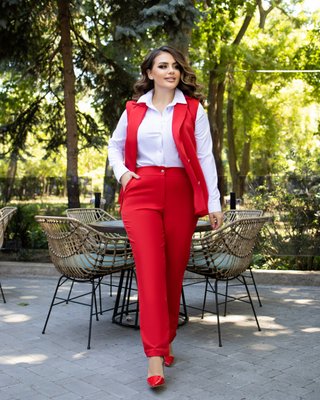 Женский костюм двойка брюки с жилетом красного цвета размер р.60/62 439511 379600 фото