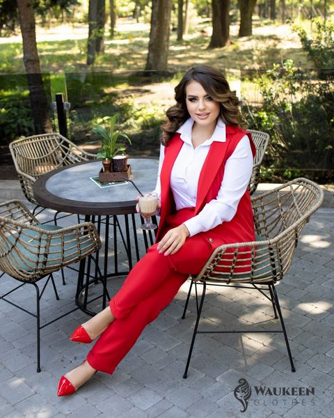 Жіночий костюм двійка брюки з жилетом червоного кольору розмір р.60/62 439511 379600 фото