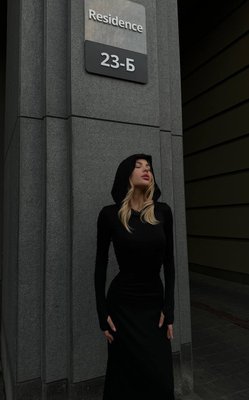 Женское теплое платье миди с капюшоном цвет черный р.42/44 447399 447399 фото