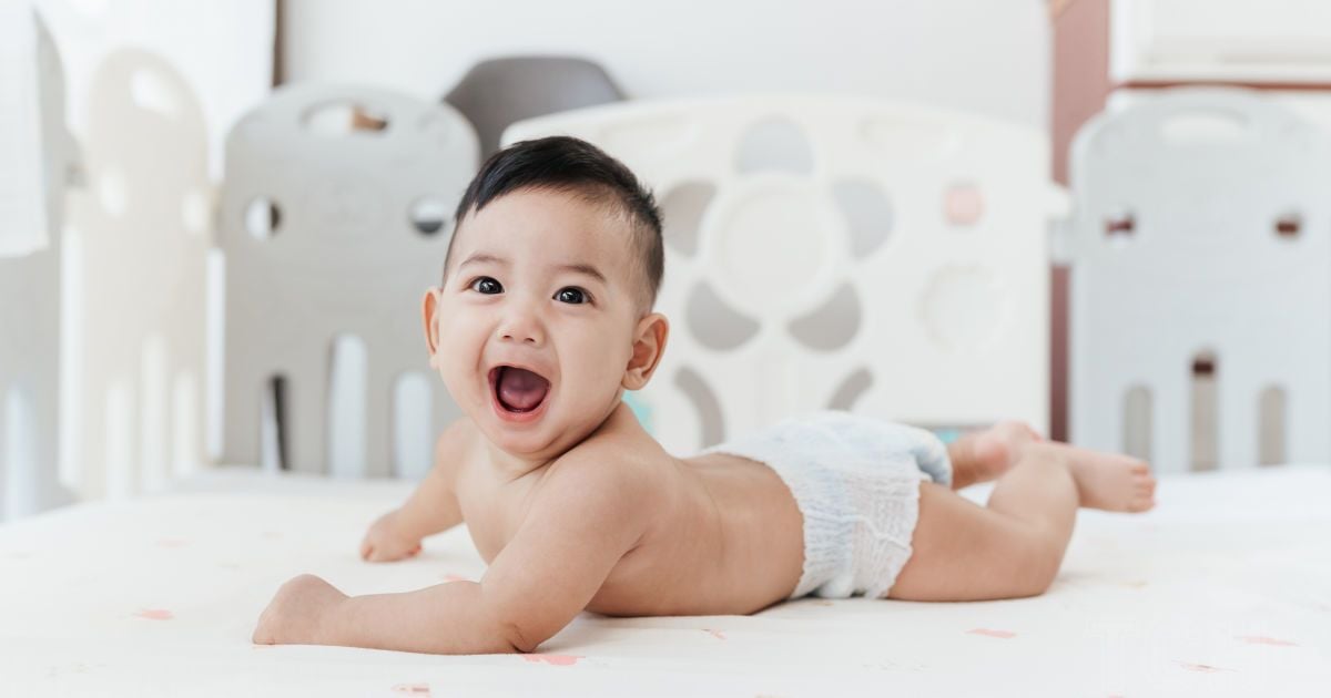 Топ-3 вправ, щоб допомогти немовляті триматися на руках