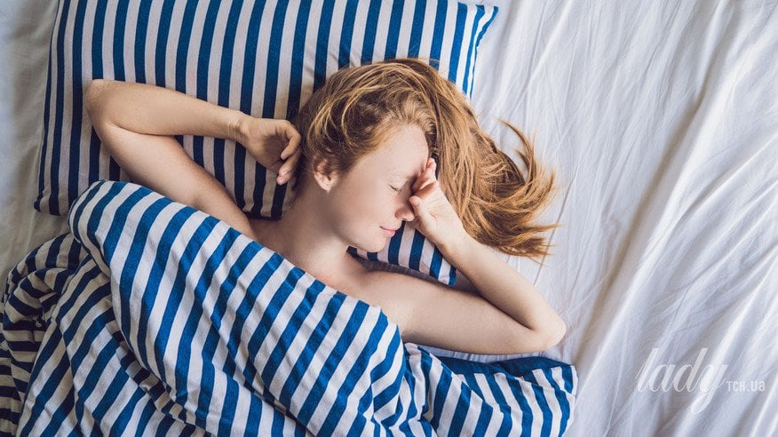 Найкращі пози для сну, щоб запобігти появі зморшок