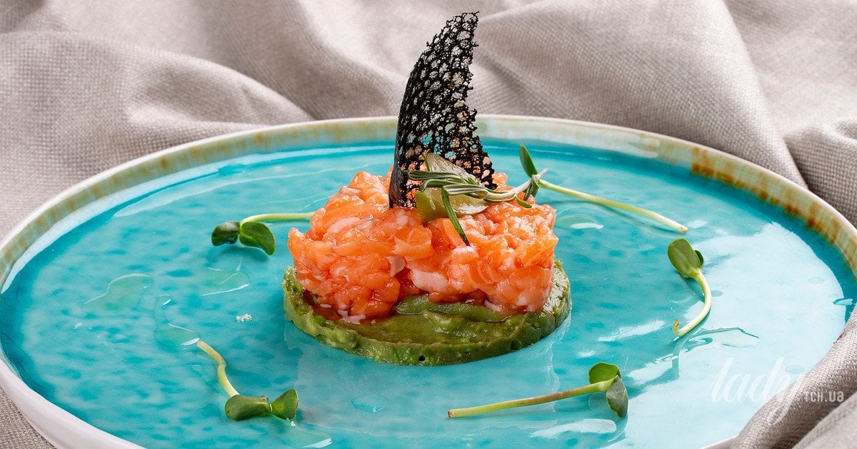Тартар із лососем на подушці з авокадо-мусу: рецепт оригінальної страви