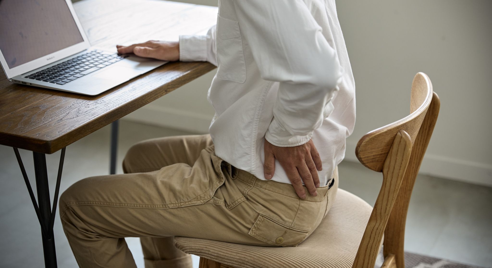 Почему болит поясница